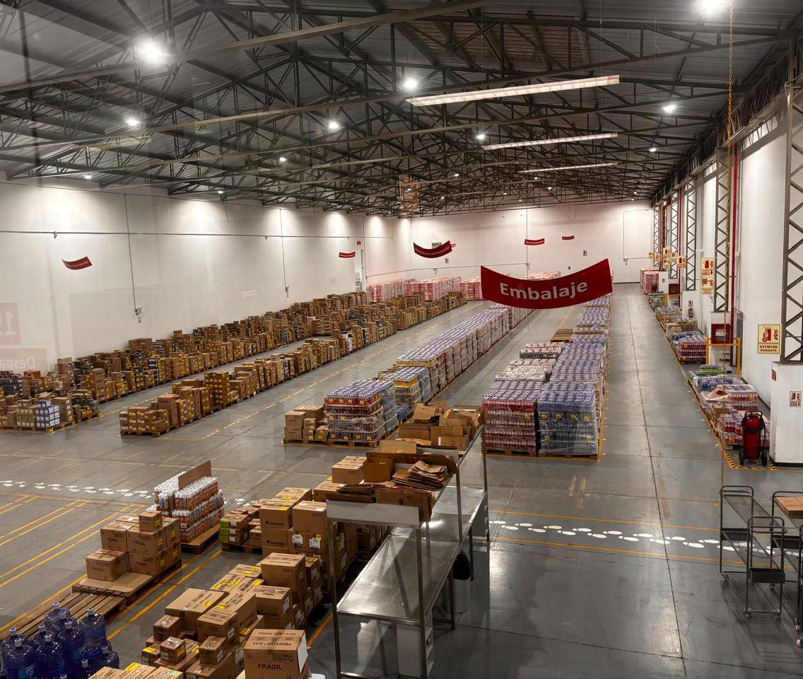 Nave del almacén con mercadería paletizada