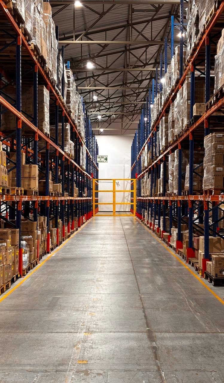 Pasillo de gran altura en el almacén de QS Consumo